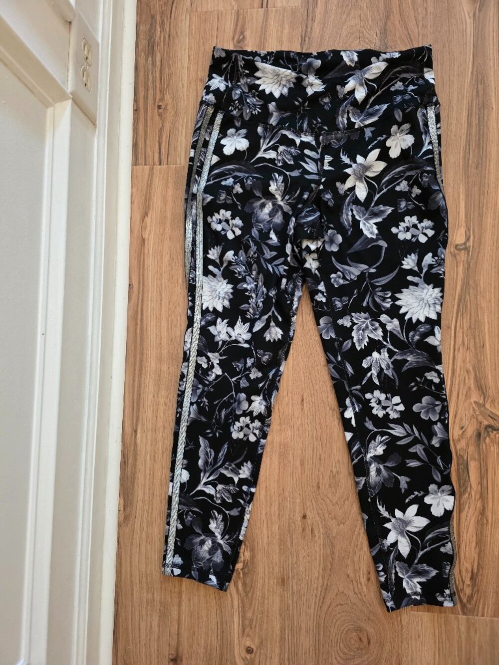 Old Navy Active GO-DRY Ankle Leggings L Black Floral Silver Metallic Stripe